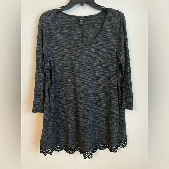 Torrid Gray and black Scoop Neck 3/4 Sleeve Blouse with lace detail size 2 - Picture 1 of 8